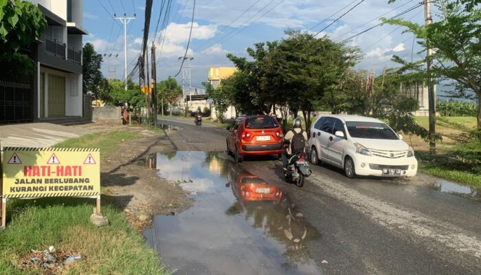 Jalan Rusak Dekat Rumah Gubernur Gorontalo, Warga Pertanyakan Kepedulian Pemprov