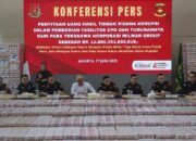 Uang hasil tindak pidana korupsi dalam pemberian fasilitas ekspor minyak sawit mentah (CPO) dan turunannya dari para terdakwa korporasi Wilmar Group di Gedung Bundar Kejaksaan Agung, Jakarta, Selasa (17/6/2025). (merdeka.com/Arie Basuki)
