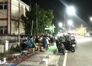 Para pelapak menggelar meja dan kursi di sepanjang trotoar, menjadikannya tempat nongkrong dadakan. Foto: Hibata