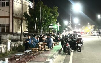 Para pelapak menggelar meja dan kursi di sepanjang trotoar, menjadikannya tempat nongkrong dadakan. Foto: Hibata