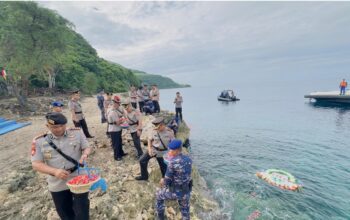 Kepolisian Daerah (Polda) Gorontalo menggelar upacara tabur bunga di laut dalam rangka memperingati Hari Ulang Tahun (HUT) Bhayangkara ke-79/Hibata.id