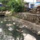 Kondisi saluran air di kawasan wisata kuliner Kalimadu, Kota Gorontalo, tampak dipenuhi sampah sisa makanan dan plastik, Senin (23/6/2025). Limbah ini dikhawatirkan mencemari lingkungan dan mengganggu kenyamanan pengunjung Foto: Hibata.id
