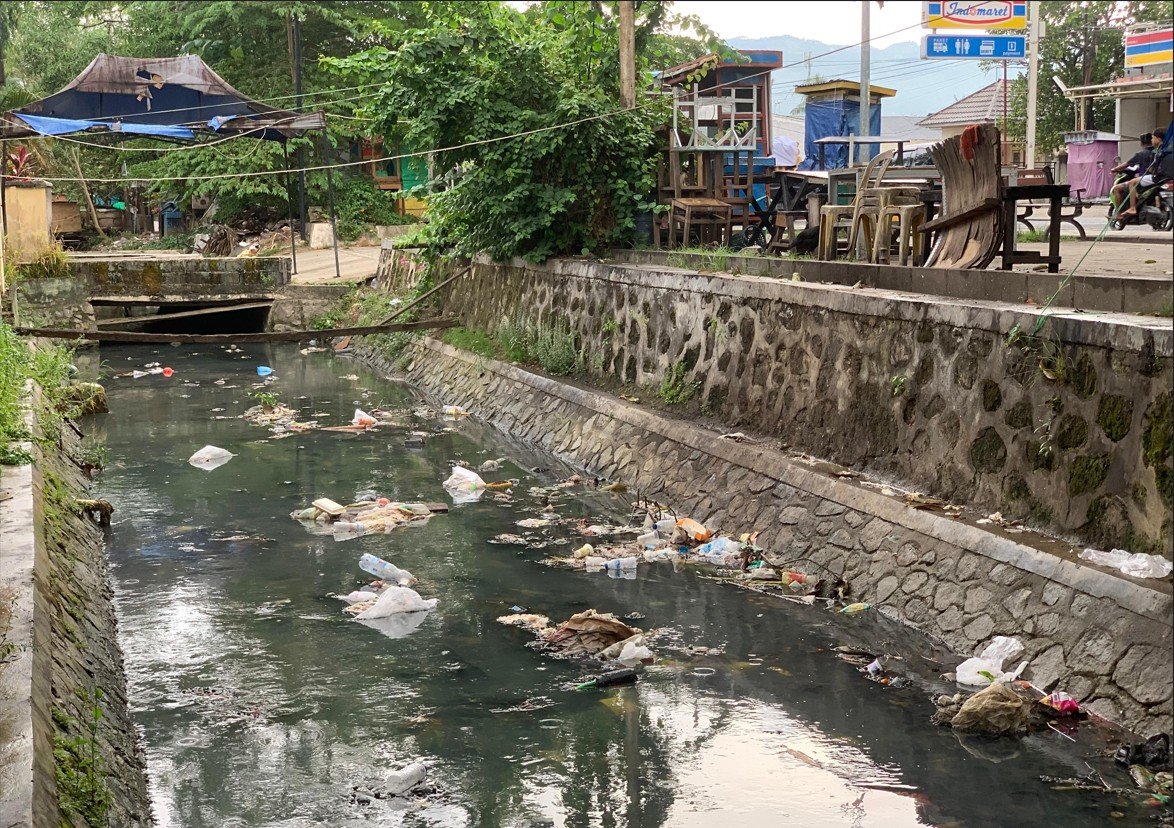Kondisi saluran air di kawasan wisata kuliner Kalimadu, Kota Gorontalo, tampak dipenuhi sampah sisa makanan dan plastik, Senin (23/6/2025). Limbah ini dikhawatirkan mencemari lingkungan dan mengganggu kenyamanan pengunjung Foto: Hibata.id