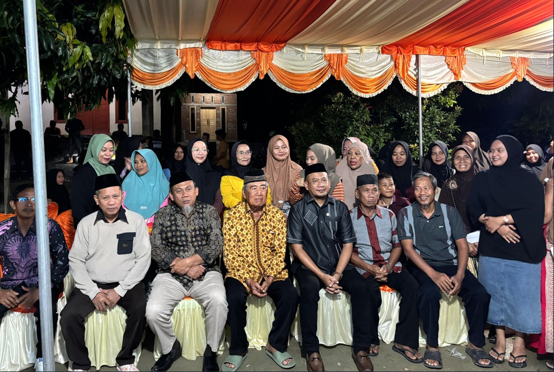 Anggota DPRD Provinsi Gorontalo, Hamzah Idrus, menyerap sejumlah aspirasi masyarakat dalam kegiatan reses di Kecamatan Tapa, Kabupaten Bone Bolango, Rabu (25/6/2025)/Foto: Hibata.id