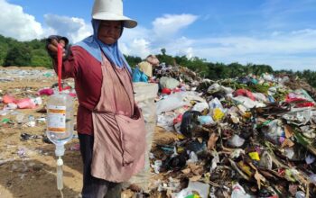 Tumpukan sampah termasuk sampah medis di Tempat Pembuangan Akhir (TPA) Sampah Regional Gorontalo. (Foto: Sarjan Lahay/Hibata.id