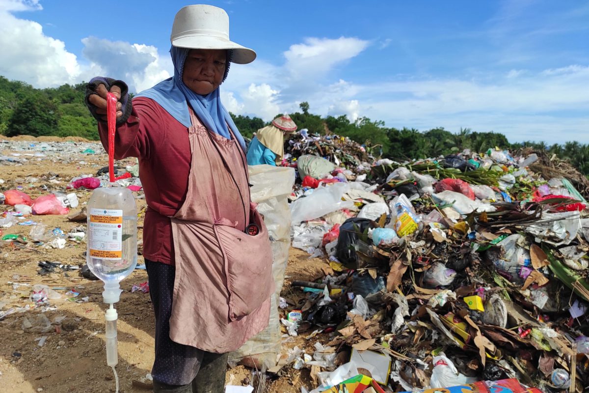 Tumpukan sampah termasuk sampah medis di Tempat Pembuangan Akhir (TPA) Sampah Regional Gorontalo. (Foto: Sarjan Lahay/Hibata.id