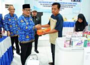 Wakil Wali Kota Gorontalo Indra Gobel saat menyalurkan bantuan pemberdayaan dan pengembangan kepada 91 pelaku usaha mikro. (Foto: Humas Pemkot Gorontalo)