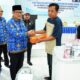 Wakil Wali Kota Gorontalo Indra Gobel saat menyalurkan bantuan pemberdayaan dan pengembangan kepada 91 pelaku usaha mikro. (Foto: Humas Pemkot Gorontalo)