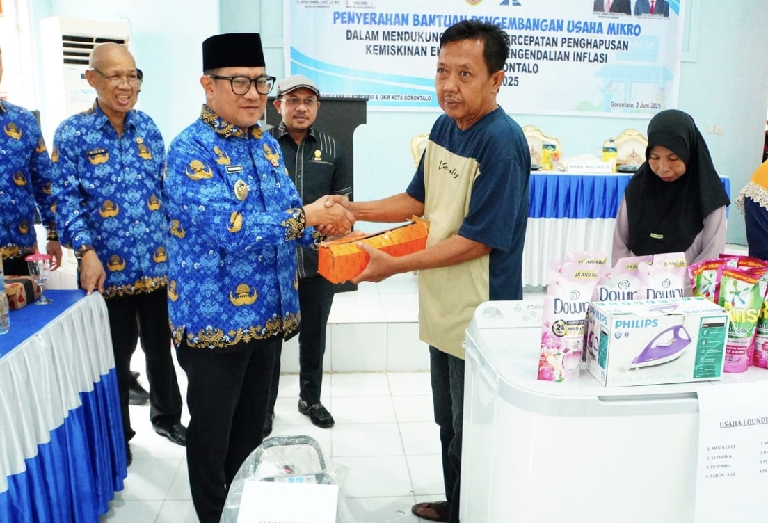 Wakil Wali Kota Gorontalo Indra Gobel saat menyalurkan bantuan pemberdayaan dan pengembangan kepada 91 pelaku usaha mikro. (Foto: Humas Pemkot Gorontalo)