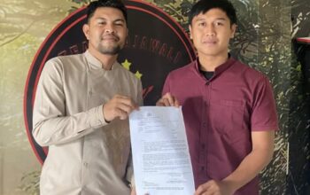 Kuasa hukum PDAM Kota Gorontalo, Rio Anwar Pala saat melimpahkan kasus pelanggaran yang telah diproses secara hukum. (Foto: Humas Pemkot Gorontalo)