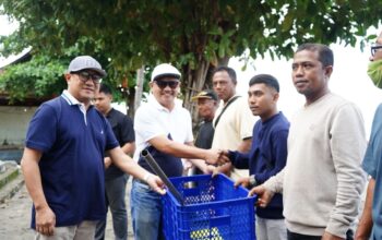 Wakil Wali Kota Gorontalo, Indra Gobel saat ikut aksi bersih-bersih pantai di Pantai Blue Merlin, Kamis (5/6/2025). (Foto: Humas Pemkot Gorontalo)