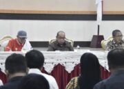 Wali Kota Gorontalo, Adhan Dambea, saat menggelar rapat kerja bersama seluruh pimpinan organisasi perangkat daerah (OPD) di lingkungan Pemerintah Kota Gorontalo pada Jumat, 13 Juni 2025. (Foto: Humas Pemkot Gorontalo)
