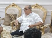 Wali Kota Gorontalo, Adhan Dambea dalam konferensi pers pada Rabu malam, 18 Juni 2025. (Foto: Humas Pemkot Gorontalo)