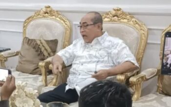 Wali Kota Gorontalo, Adhan Dambea dalam konferensi pers pada Rabu malam, 18 Juni 2025. (Foto: Humas Pemkot Gorontalo)
