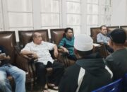 Wali Kota Gorontalo, Adhan Dambea saat bertemu dengan para pekerja dan penyedia material di pernyataan di Rumah Jabatan Wali Kota, Rabu malam, 18 Juni 2025. (Foto: Humas Pemkot Gorontalo)