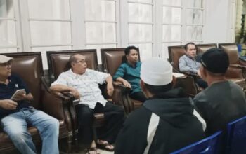 Wali Kota Gorontalo, Adhan Dambea saat bertemu dengan para pekerja dan penyedia material di pernyataan di Rumah Jabatan Wali Kota, Rabu malam, 18 Juni 2025. (Foto: Humas Pemkot Gorontalo)