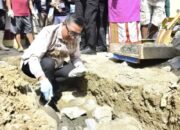 Wakil Wali Kota Gorontalo, H. Indra Gobel, saat meletakkan batu pertama pembangunan Masjid Ar-Rahmaan di Kelurahan Talumolo, Kecamatan Dumbo Raya, pada Kamis (19/6/2025). (Foto: Humas Pemkot Gorontalo)