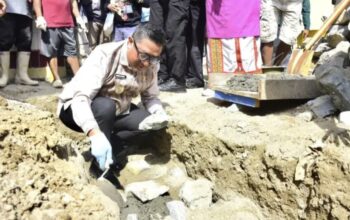 Wakil Wali Kota Gorontalo, H. Indra Gobel, saat meletakkan batu pertama pembangunan Masjid Ar-Rahmaan di Kelurahan Talumolo, Kecamatan Dumbo Raya, pada Kamis (19/6/2025). (Foto: Humas Pemkot Gorontalo)