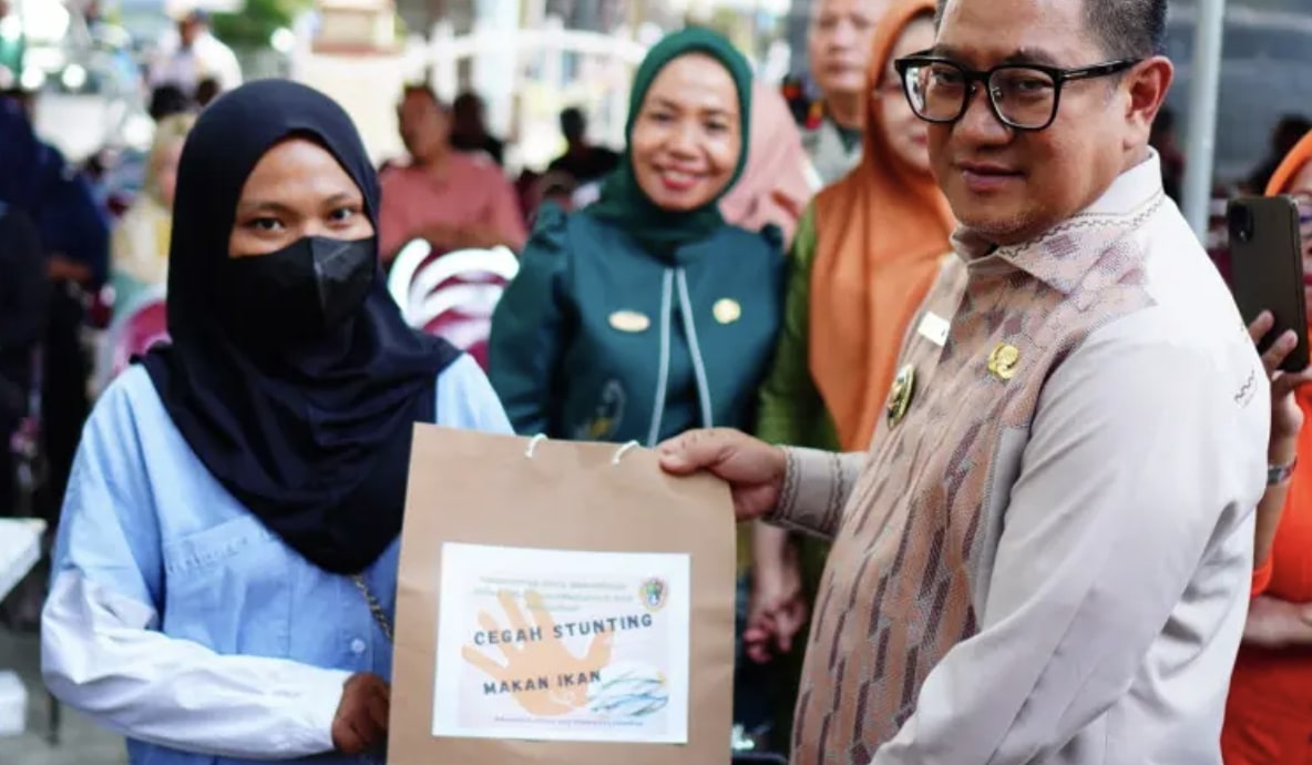 Wakil Wali Kota Gorontalo, H. Indra Gobel saat menyerahkan bantuan sarana usaha kepada nelayan, peternak, serta pelaku UMKM perikanan. (Foto: Humas Pemkot Gorontalo)