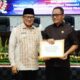 Wakil Wali Kota Gorontalo, Indra Gobel, saat menyerahkan Rancangan Peraturan Daerah (Ranperda) tentang Pertanggungjawaban Pelaksanaan Anggaran Pendapatan dan Belanja Daerah (APBD) Tahun Anggaran 2024 dalam rapat paripurna DPRD Kota Gorontalo, Kamis (19/6/2025). (Foto: Humas Pemkot Gorontalo)