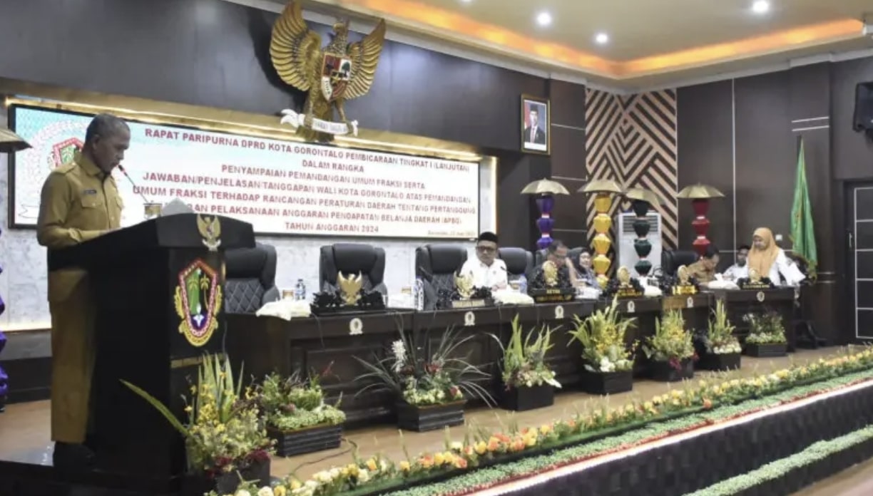 Sekretaris Daerah Kota Gorontalo, Ismail Madjid saat memberikan sambutan di apat paripurna lanjutan DPRD Kota Gorontalo yang digelar pada Senin, 23 Juni 2025. (Foto: Humas Pemkot Gorontalo)