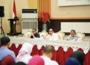 Wali Kota Gorontalo, Adhan Dambea memimpin rapat evaluasi kinerja dan penguatan Pendapatan Asli Daerah (PAD) pada Senin (23/6/2025). (Foto: Humas Pemkot Gorontalo)