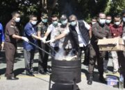 Wakil Wali Kota Gorontalo, Indra Gobel saat menghadiri agenda pemusnahan barang bukti 37 perkara pidana di halaman Kantor Kejaksaan Negeri Kota Gorontalo, Kamis (26/6/2025). (Foto: Humas Pemkot Gorontalo)