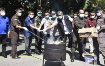 Wakil Wali Kota Gorontalo, Indra Gobel saat menghadiri agenda pemusnahan barang bukti 37 perkara pidana di halaman Kantor Kejaksaan Negeri Kota Gorontalo, Kamis (26/6/2025). (Foto: Humas Pemkot Gorontalo)