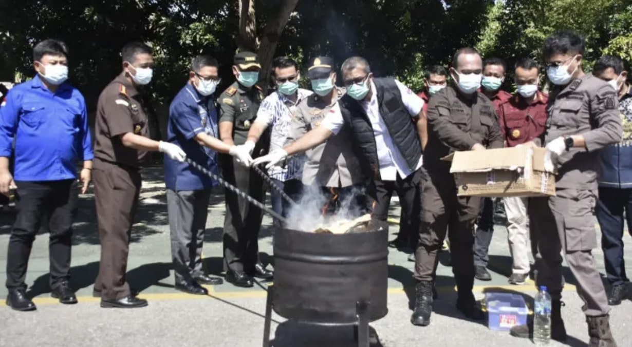 Wakil Wali Kota Gorontalo, Indra Gobel saat menghadiri agenda pemusnahan barang bukti 37 perkara pidana di halaman Kantor Kejaksaan Negeri Kota Gorontalo, Kamis (26/6/2025). (Foto: Humas Pemkot Gorontalo)