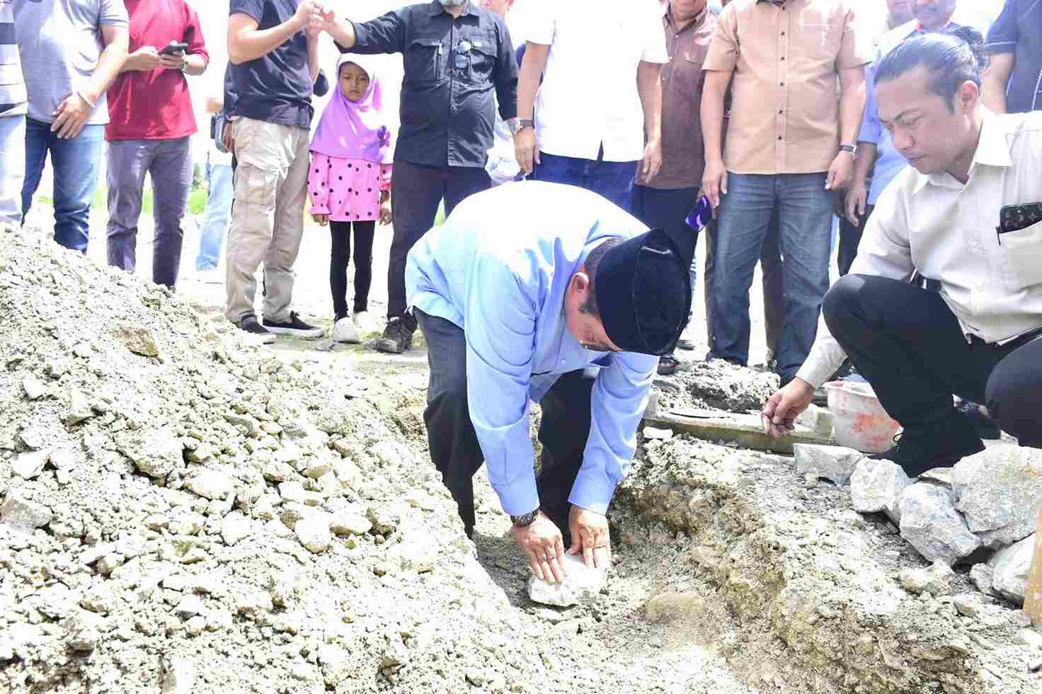 Wali Kota Gorontalo, Adhan Dambea saat meletakan batu pertama pembangunan Masjid Al-Adha 12 di Kelurahan Dulomo Selatan, Kecamatan Kota Utara. (Foto: Humas Pemkot Gorontalo)
