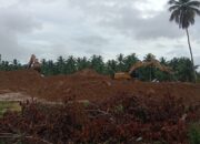 Alat berat sedang beroperasi di pertambangan emas tanpa izin (PETI) di wilayah tanah komunal di Desa Popaya, Kecamatan Dengilo, Pohuwato. (Foto: Dok. Hibata.id)