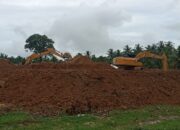Alat berat ekskavator sedang beroperasi di pertambangan emas tanpa izin (PETI) di Desa Popaya, Kecamatan Dengilo, Pohuwato. (Foto: Dok. Hibata.id)