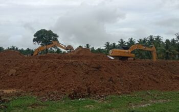 Alat berat ekskavator sedang beroperasi di pertambangan emas tanpa izin (PETI) di Desa Popaya, Kecamatan Dengilo, Pohuwato. (Foto: Dok. Hibata.id)