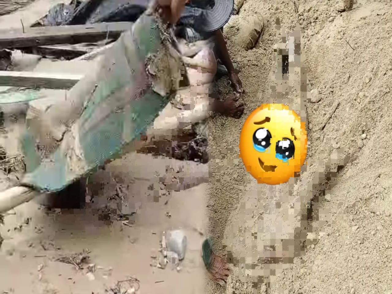 Salah satu korban yang ditemukan terbungkus lumpur di aliran Sungai Hele. (Foto: Dok. Hibata.id)