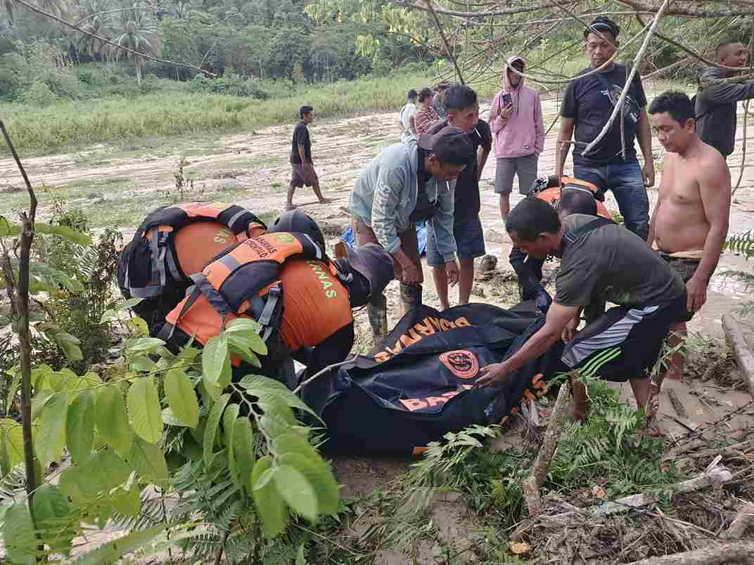 Tim Operasi SAR Pohuwato saat melakukan evakuasi kepada korban. (Foto: tim Operasi SAR Pohuwato)