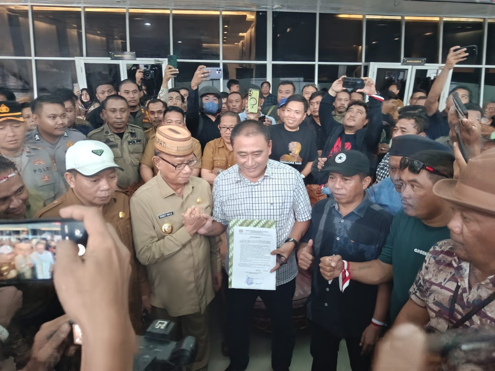 Aliansi Penambang Rakyat (AMPERA) kembali menggelar aksi unjuk rasa di depan Gedung DPRD Provinsi Gorontalo