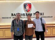 Fian Hamzah (tengah), pendiri Forum Pemuda Gorontalo bersama dua rekannya/Hibata.id
