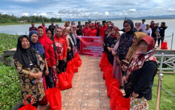 DPD PDI Perjuangan Provinsi Gorontalo memperingati Bulan Bung Karno dengan menggelar anjangsana dan kegiatan sosial di Cagar Budaya Pendaratan Soekarno. Foto: Hibata