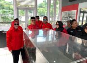 Sekretaris DPD PDI Perjuangan Provinsi Gorontalo, La Ode Haimudin bersama pengurus Dewan Pimpinan Daerah (DPD) PDI Perjuangan Provinsi Gorontalo di rumah pendaratan Soekarno/Hibata