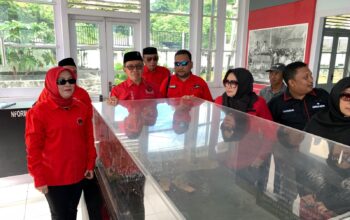 Sekretaris DPD PDI Perjuangan Provinsi Gorontalo, La Ode Haimudin bersama pengurus Dewan Pimpinan Daerah (DPD) PDI Perjuangan Provinsi Gorontalo di rumah pendaratan Soekarno/Hibata