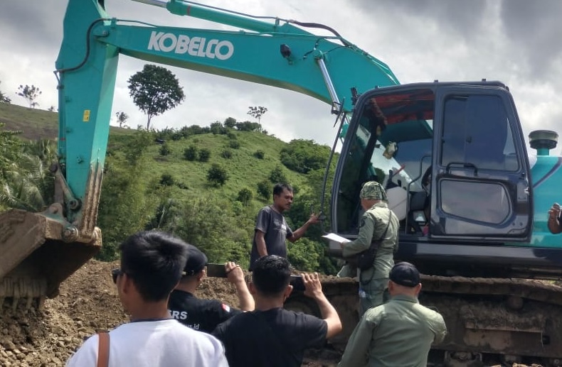 Kesatuan Pengelolaan Hutan (KPH) Wilayah III Pohuwato menemukan satu alat berat jenis Ekskavator di lokasi aktivitas tambang emas ilegal di Dusun Karya Baru, Desa Balayo. (Foto: Dok. Istw Hibata.id)
