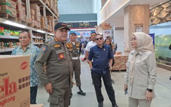 Komisi I DPRD Provinsi Gorontalo bersama Badan Kepegawaian Daerah (BKD) dan Satpol PP menggelar inspeksi mendadak ke pusat perbelanjaan dan warung kopi di Kota Gorontalo. Dok. Humas/Hibata.id