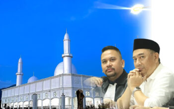 Kolase foto Mantan Bupati Bone Bolango, Hamim Pou, saat menjalani persidangan kasus dugaan penyalahgunaan dana bansos, dengan latar Masjid Almarhamah Suwawa—masjid yang menjadi salah satu objek bantuan dan kini turut disebut dalam dakwaan/Hibata