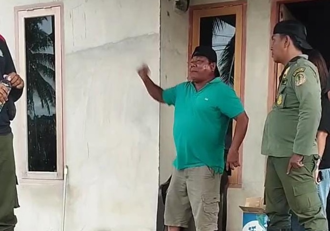 Pelaku PETI Balayo “Ka Uwa” saat emosi ketika petugas kehutanan lakukan penertban. (Foto: Dok. Istw Hibata.id)