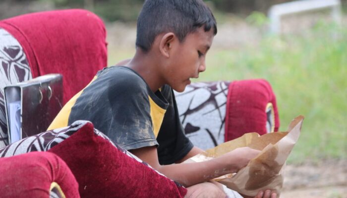 Di Tengah Lumpur dan Duka, Muncul Pahlawan Kecil Bernama Fahmi
