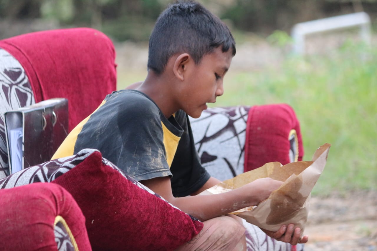 Fahmi. Usianya baru 9 tahun. Ia adalah siswa kelas 3 SD Negeri 5 Wanggarasi. (Foto: Dok. Istw Hibata.id)