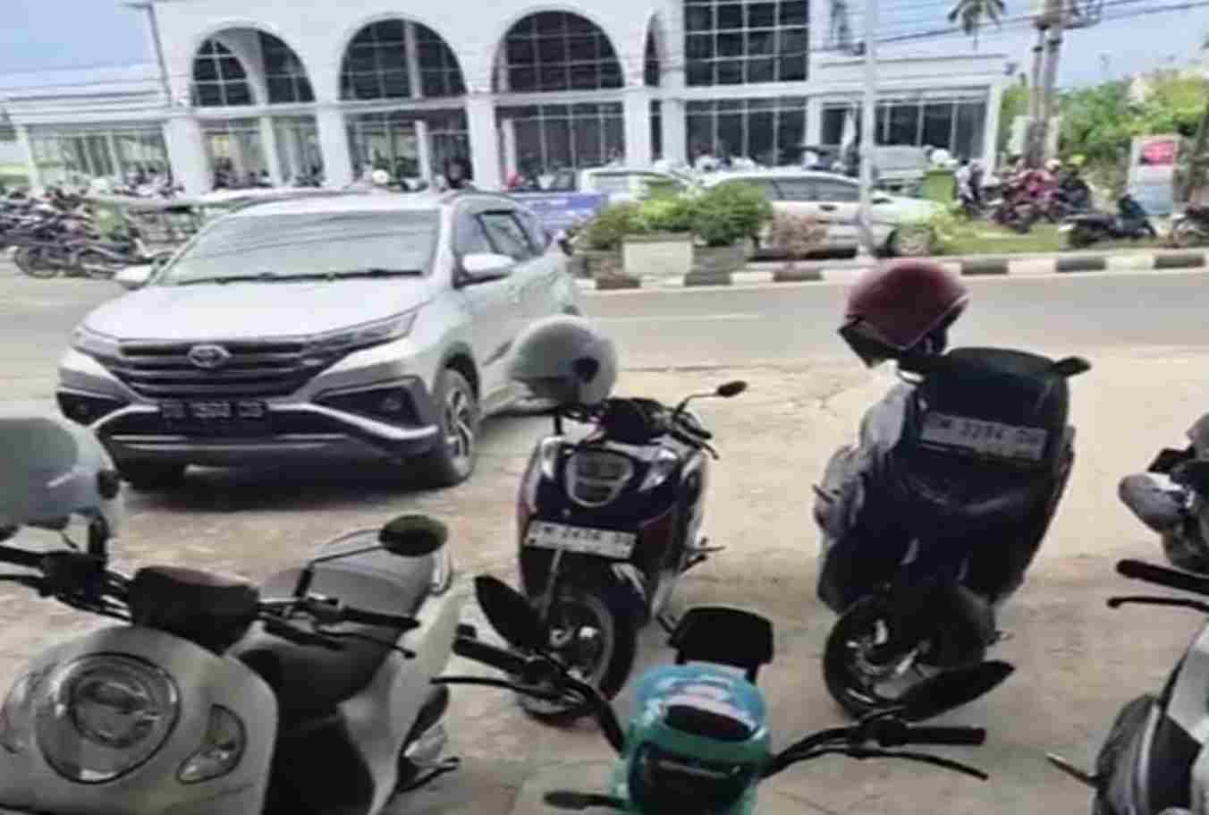 Kondisi kendaraan motor yang terpakir di tempat usaha milik Sylvia Umar.