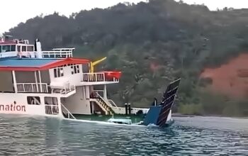 Detik-Detik KMP Tongkol Kandas Dihantam Ombak di Konawe Selatan, Kru Panik!