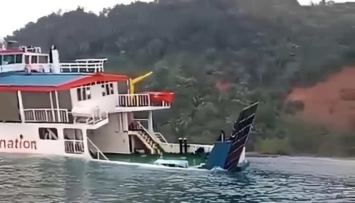 Detik-Detik KMP Tongkol Kandas Dihantam Ombak di Konawe Selatan, Kru Panik!