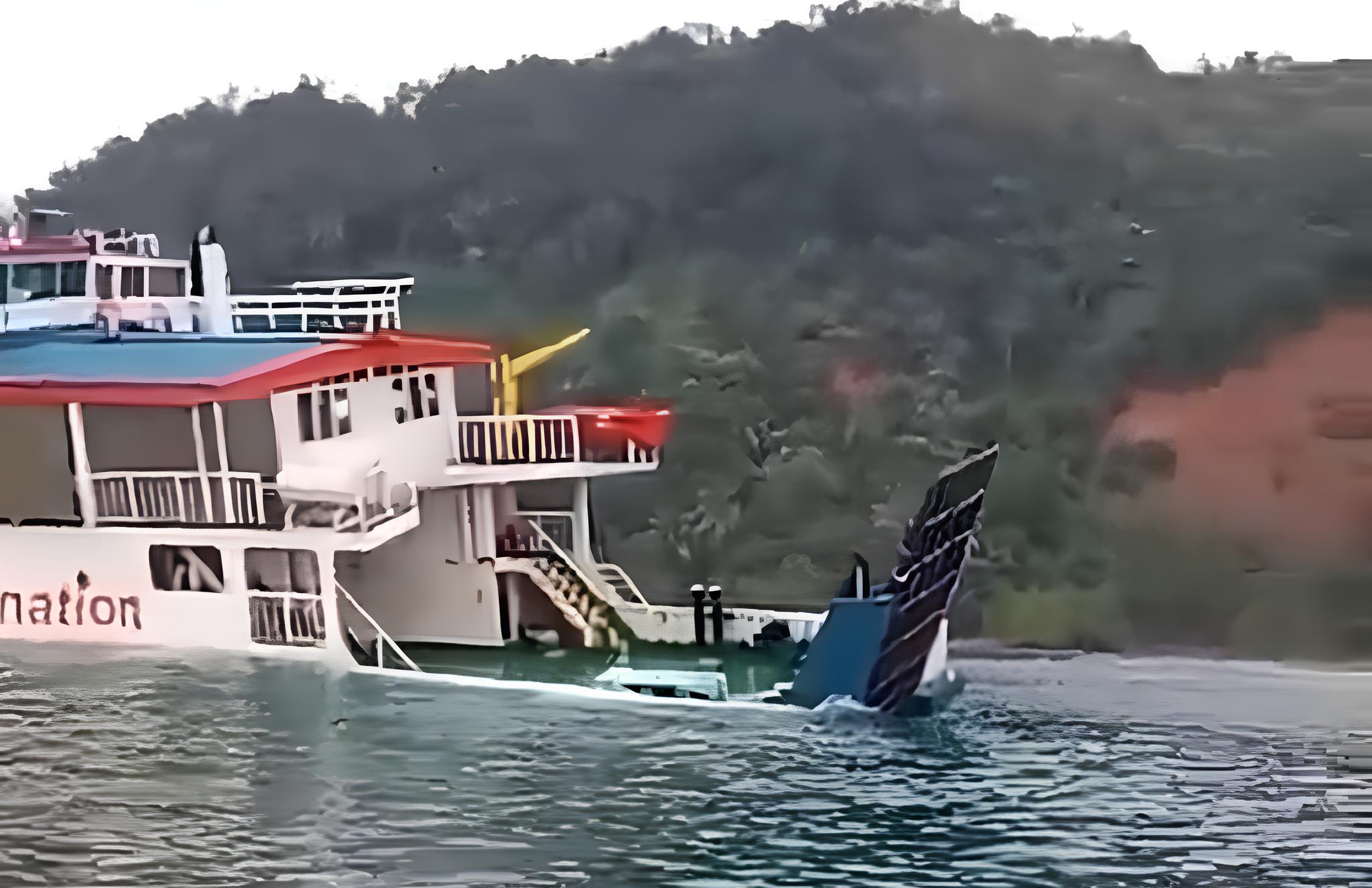Tangkapan layar, Kapal Feri Kandas Usai Terombang-ambing Ombak Besar di Sultra/Hibata.id